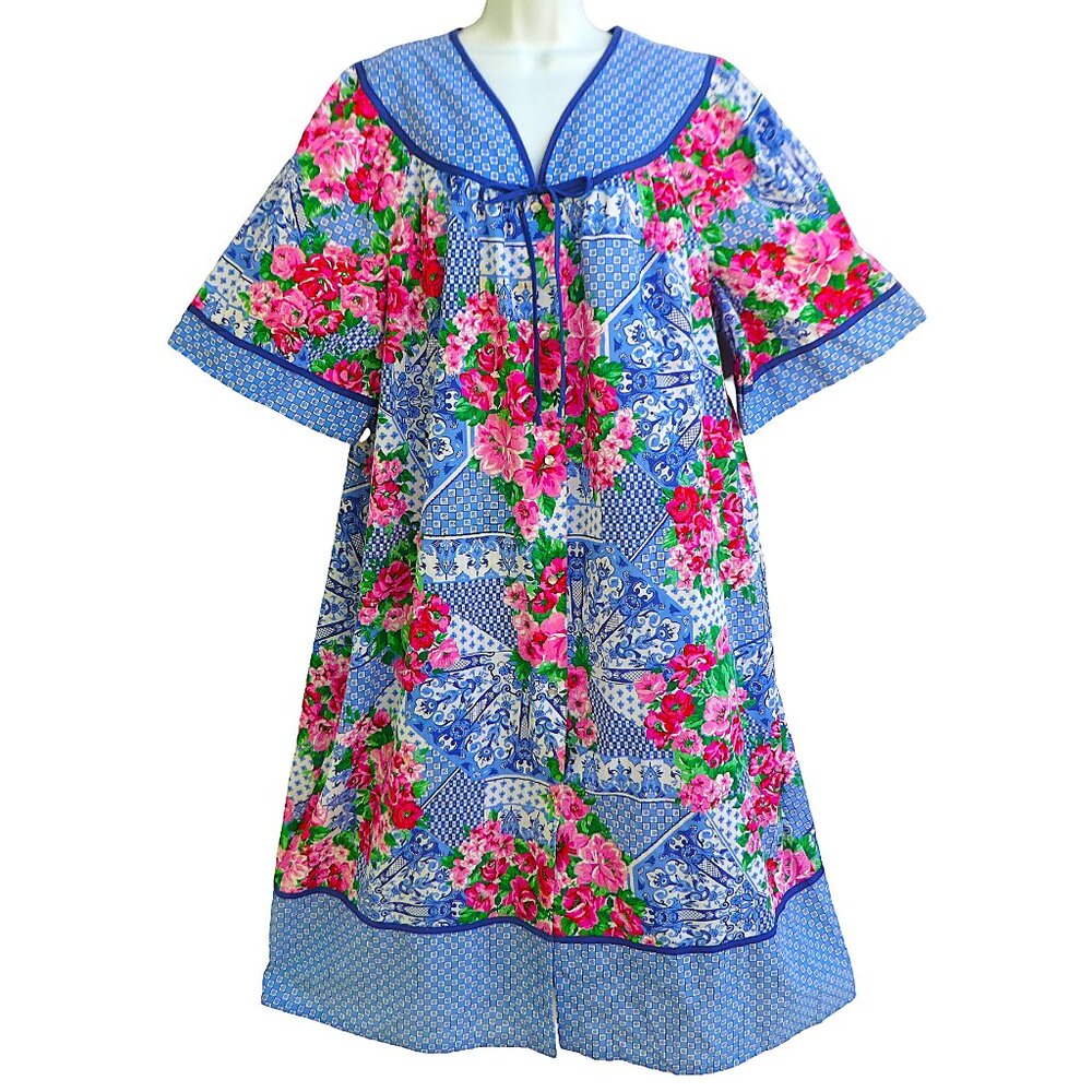 Vintage USA House Coat Pearl Snap Front Blue Pink Cottagecore Muu Muu Lounge 26